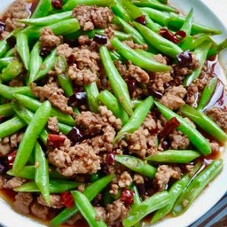 ถั่วฝักยาวผัดใส่หมูสับ ราดข้าว