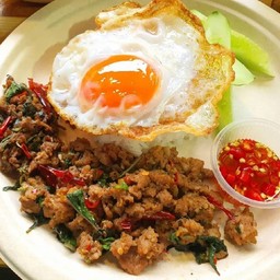 ผัดกระเพราราดข้าว