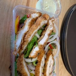 สลัดอกไก่กรอบ