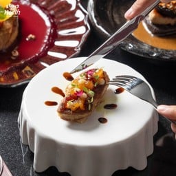 เมนูเรียกน้ำย่อย “Seared foie gras” จานนี้เน้นความหรูหรา