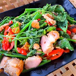 ผัดยอดมะระหมูกรอบ