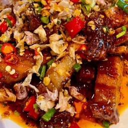 หมูกรอบคั่วซอสมะแขว่น