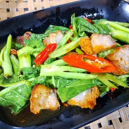 คะน้าหมูกรอบ