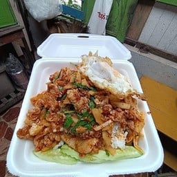 พริกแกงหมูผัดหน่อไม้ดองหน้าทะลัก+ไข่ดาว