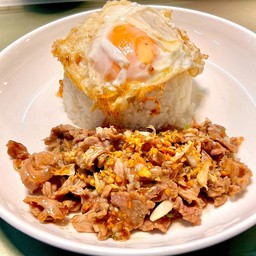 เนื้อกระเทียม+ไข่ดาว ราดข้าว