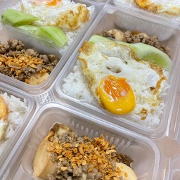 หมูสับ+เต้าหู้ไข่ ผัดกระเทียม ราดข้าว