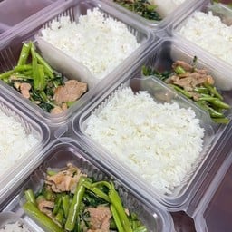 ผัดผักบุ้ง ราดข้าว