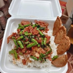 พริกแกงหมูสามชั้นใส่ถั่วหน้าทะลัก