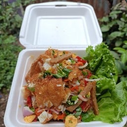ข้าวราดยำไข่ดาว