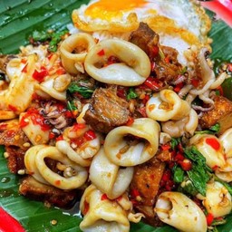 กระเพราหมูกรอบ+ปลาหมึกสดๆ+หมูสับ