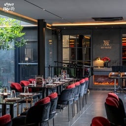 ร้านดีไซน์โดดเด่น เน้นโทน Black & Red burgundy