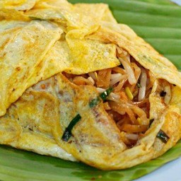 ผัดไทยกุ้งสด ห่อไข่
