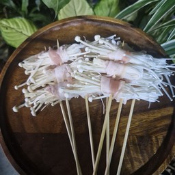 เห็ดเข็มพันหมูสามชั้น