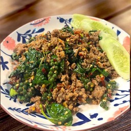 ผัดเผ็ดเนื้อใบยี่ร่า