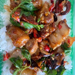 ข้าวกะเพราสามชั้นทอดกรอบบ