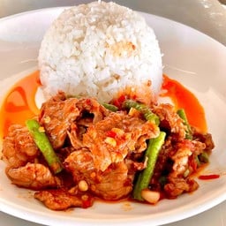 เนื้อผัดพริกแกง ราดข้าว