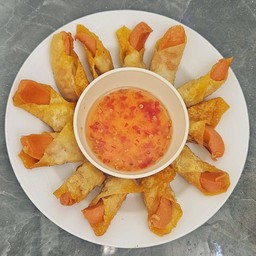 เกี๊ยวไส้กรอกทอดกรอบเนื้อแน่นๆ