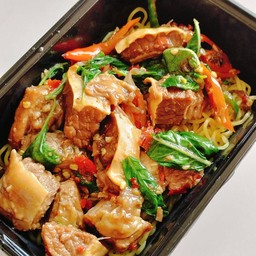 บะหมี่กะเพราเนื้อตุ๋นแห้ง