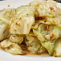 กะหล่ำปีทอดน้ำปลา (มีกระเทียมใหม่โรยให้คะ) กับข้าว