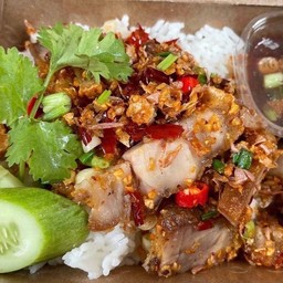 หมูโคตรกรอบคั่วพริกเกลือ ราดข้าว