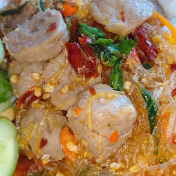 ข้าวกะเพราลูกชิ้นเอ็น(โกเด้ง)+วุ้นเส้น