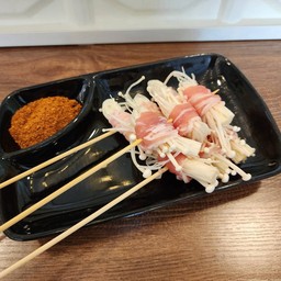 สามชั้นพันเห็ดเข็มทอง