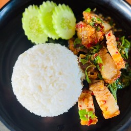 ผัดกะเพราะหมูกรอบราดข้าว