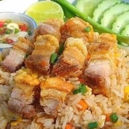 ข้าวผัดหมูกรอบ