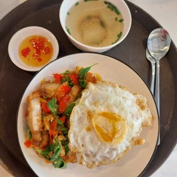 กะเพราหมูกรอบราดข้าว