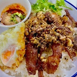 หมูทอดกระเทียมพริกไทย+ไข่ดาว ฟรี พริกน้ำปลา3รส (ราดข้าว)