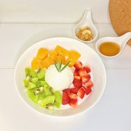 Greek Yogurt & Mixed Fruits