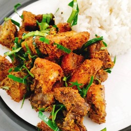 คั่วกลิ้งหมูกรอบราดข้าว