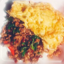 ข้าวกระเพราหมูสับ ไข่เจียว