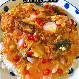 ปลากระป๋องผัดไข่ราดข้าว