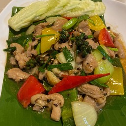 ข้าวราดหมูผัดพริกไทยดำ