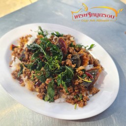 กะเพราไข่เยี่ยวม้า (ราดข้าว)