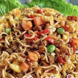 ผัดมาม่าหมูสับ