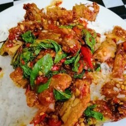 ข้าวกระเพราไก่กรอบ