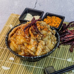 B5. ข้าวหน้าหมูสามชั้น ซอสSpicy มันดีต่อใจ