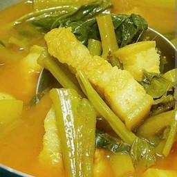 แกงส้มหมูใส่ผักบุ้ง