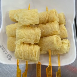 ฟองเต้าหู้ม้วนทอดเสียบไม้