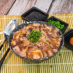 C8. ข้าวหน้าเบคอน ซอสชาบู อิวาตะ