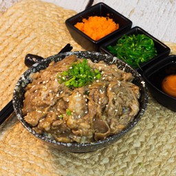 D1. ข้าวหน้าหมูสันคอ  ซอสเทอริยากิ ละมุนลิ้น