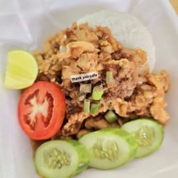 ไก่ผัดกระเทียม ราดข้าว