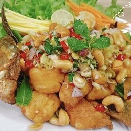 ยำ ปลาโบราณ ปลากะพงทอด