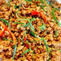 คั่วกลิ้งหมูสับราดข้าว