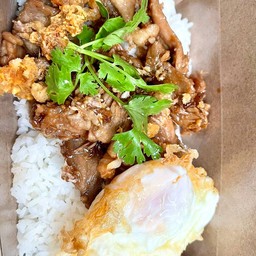 หมูกระเทียมพริกไทยแบบแห้ง ราดข้าว