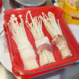 หมูสามชั้นพันเห็ดเข็มทอง
