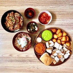 ข้าวหน้าหมูซอสญี่ปุ่น by อีรุงตุงนังสังขยา