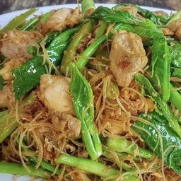 เส้นหมี่ผัดชีอิ๋วไก่